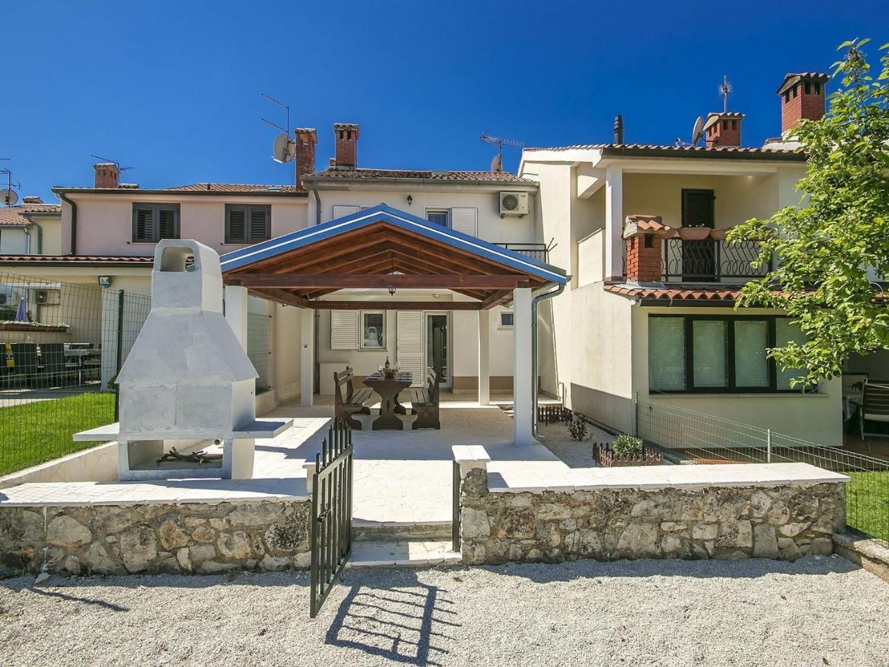 Charming Beachfront Holiday Home In Poreč Exterior foto