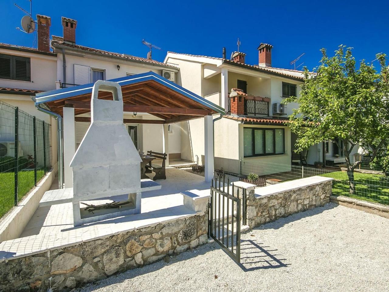 Charming Beachfront Holiday Home In Poreč Exterior foto