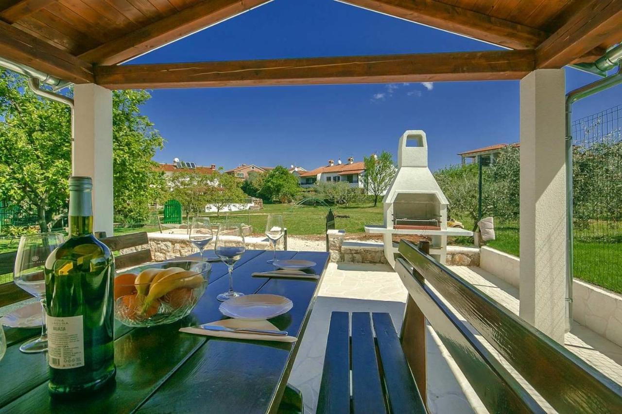 Charming Beachfront Holiday Home In Poreč Exterior foto