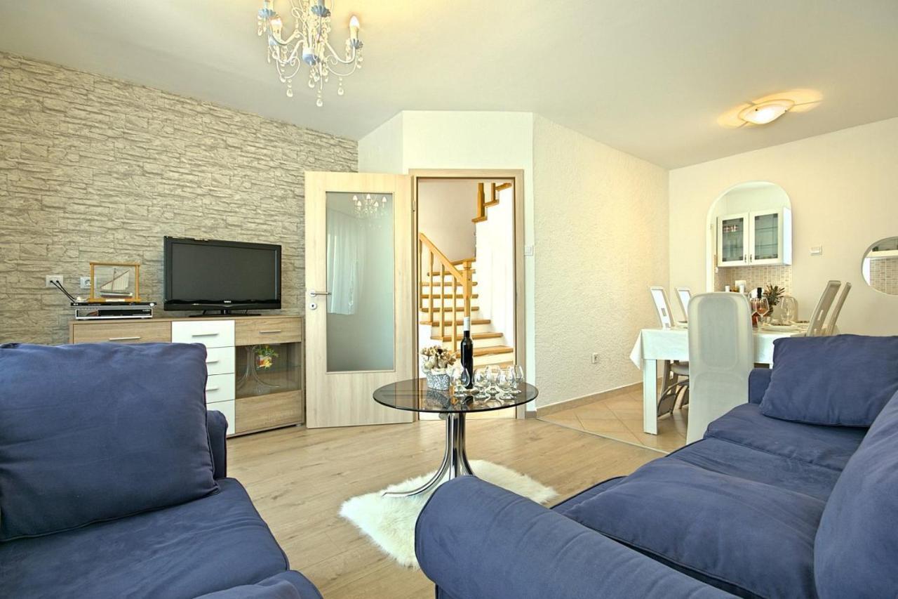 Charming Beachfront Holiday Home In Poreč Exterior foto